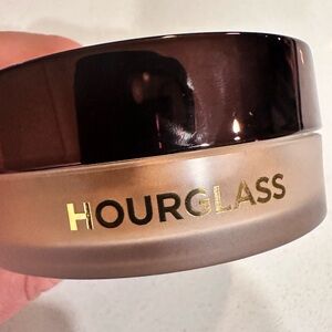 Hourglass Luxurious Setting Powder with Gold Accents